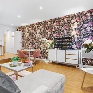 Modern One Bedroom Flat - Near Heathrow, Windsor Castle, Thorpe Park - London Tw18 , Staines-upon-Thames United Kingdom